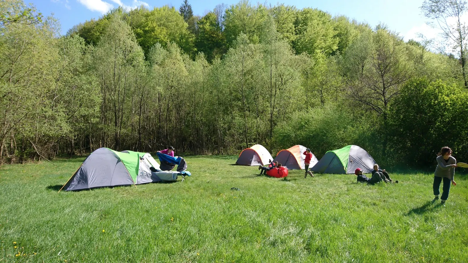 Šotori na zelenem travniku